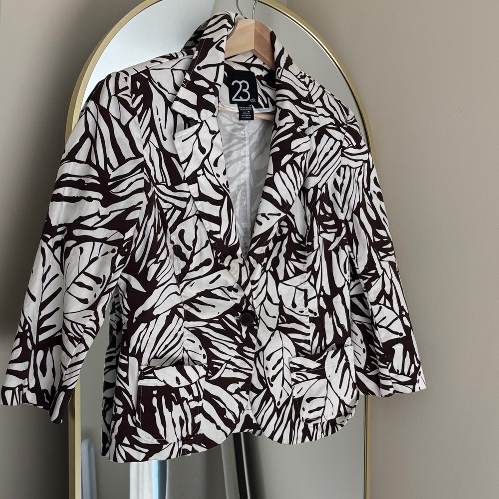 Chic brown and White Leaf Print Blazer